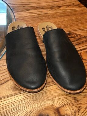 Sorel Black Leather Slip-On Mules